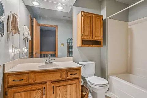 Bath - 3315 Riverpointe Cir NE, Cedar Rapids, IA 52411 photo 2 of 4