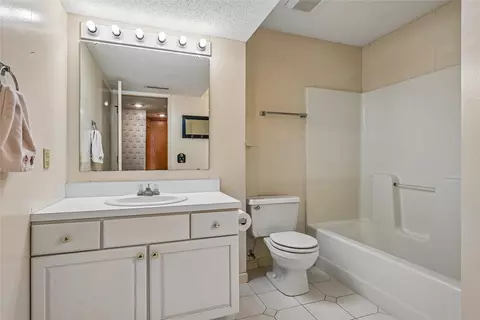 Bath - 3315 Riverpointe Cir NE, Cedar Rapids, IA 52411 photo 3 of 4