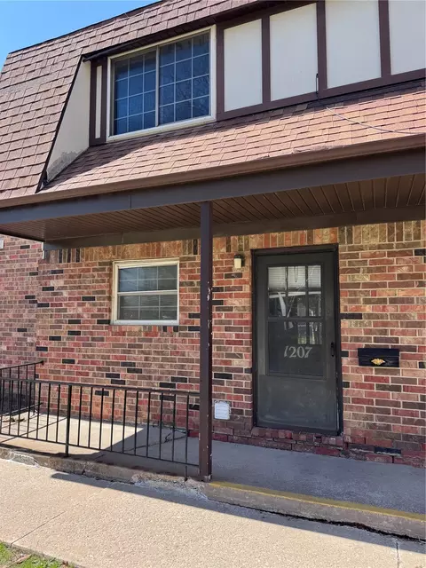 1207 21st Ave Pl, Coralville, IA 52241