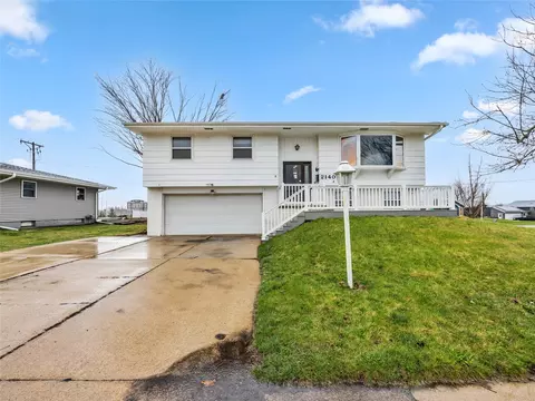 2140 Hillview Dr, Marion, IA 52302