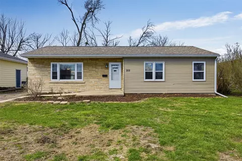 202 6th Ave, Hiawatha, IA 52233