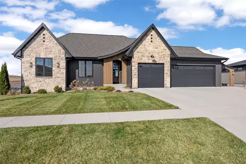 1425 Heartland St, Fairfax, IA 52228
