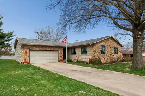 2112 Sandalwood Dr NE, Cedar Rapids, IA 52402
