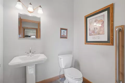 Bath - 2502 River Run Ct, Cedar Rapids, IA 52411 photo 2 of 4