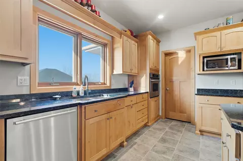 Kitchen - 2502 River Run Ct, Cedar Rapids, IA 52411 photo 2 of 3