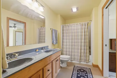 Bath - 2502 River Run Ct, Cedar Rapids, IA 52411 photo 3 of 4