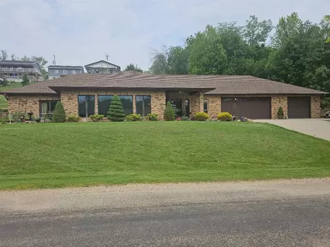 1326 Lakeshore Dr, Brooklyn, IA 52211