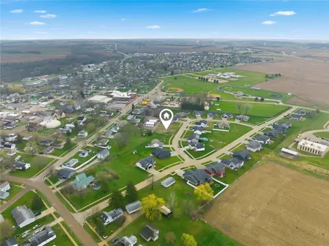 708 Pointer Cir, Center Point, IA 52213 photo 2