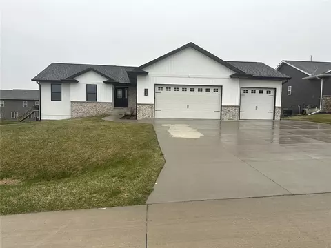 4595 Meadow Creek Dr, Palo, IA 52324