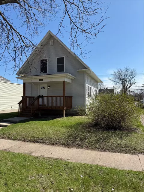 927 F Ave NW, Cedar Rapids, IA 52405