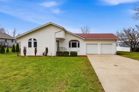 1095 E Main St, Robins, IA 52328