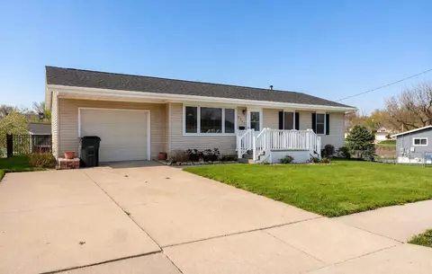 4324 Midway Dr NW, Cedar Rapids, IA 52405