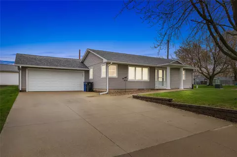 104 E 11th St, Tipton, IA 52772