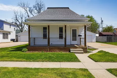 937 8th St, Marion, IA 52302