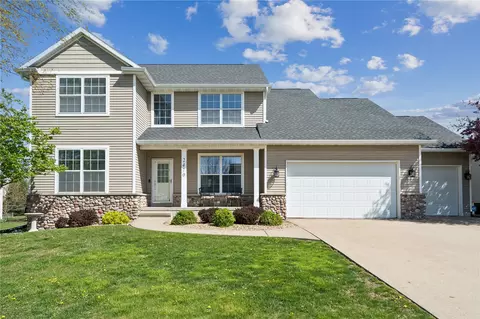 2470 Wolf Run, Hiawatha, IA 52233