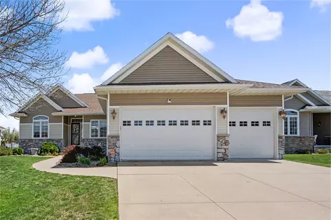 325 N 16th Ave, Hiawatha, IA 52233