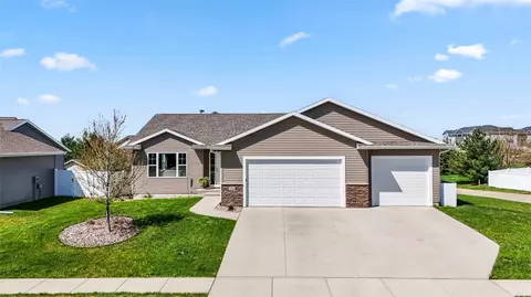 2084 Crestwood Ln, Marion, IA 52302