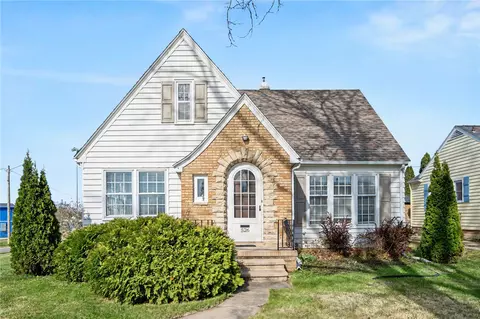 526 Longwood Dr NE, Cedar Rapids, IA 52402