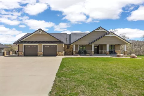 20649 Kayak Ct, Manchester, IA 52057