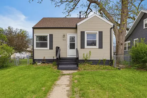 915 Center Point Rd NE, Cedar Rapids, IA 52402