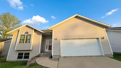 913 Ashford NE, Cedar Rapids, IA 52402