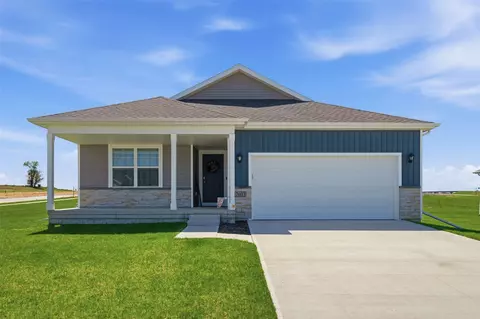 7603 Crossroads Dr SW, Cedar Rapids, IA 52404