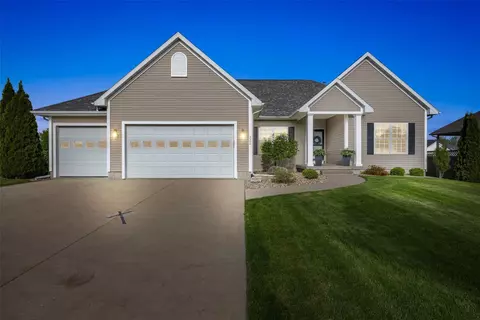 220 16th Ave Ct, Hiawatha, IA 52233