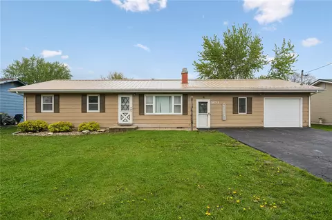903 E 12th St, Vinton, IA 52349