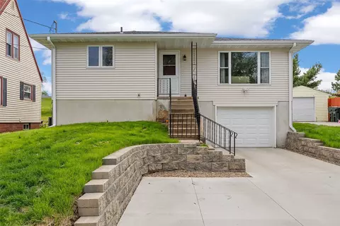 205 26th Ave SW, Cedar Rapids, IA 52404