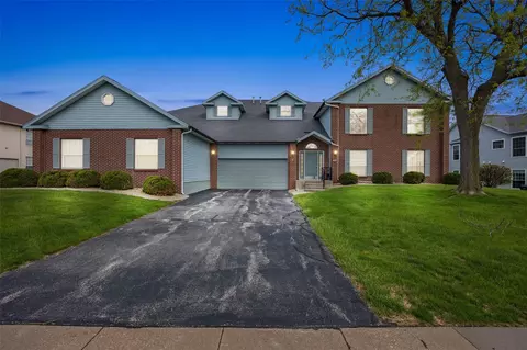 3260 Willowridge Dr #D, Marion, IA 52302