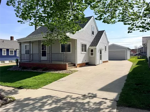 108 2nd Ave, Newhall, IA 52315