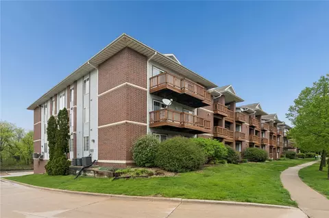 528 Westside Dr, Iowa City, IA 52246