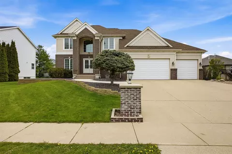 570 Landau St, Robins, IA 52328