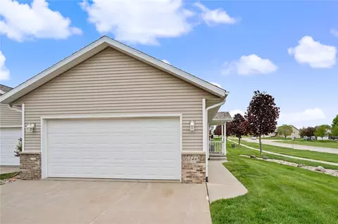 246 Whirlaway Ln, Fairfax, IA 52228