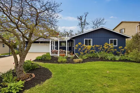 2332 Fairlane Dr NE, Cedar Rapids, IA 52402