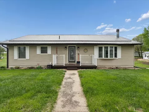 617 E Oak St, Mechanicsville, IA 52306