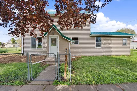 203 S Main St, Stanwood, IA 52337
