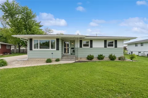 135 29th Street Ct, Marion, IA 52302