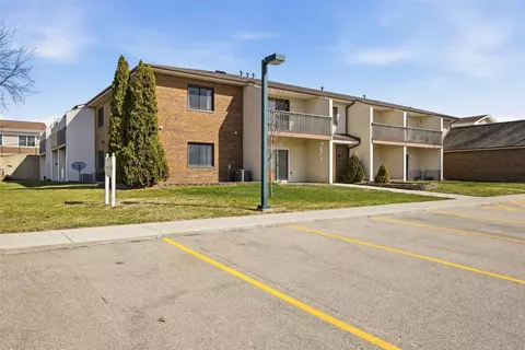 730 S Market St #22, Solon, IA 52333