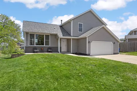 111 Stoney Creek Rd NW, Cedar Rapids, IA 52405