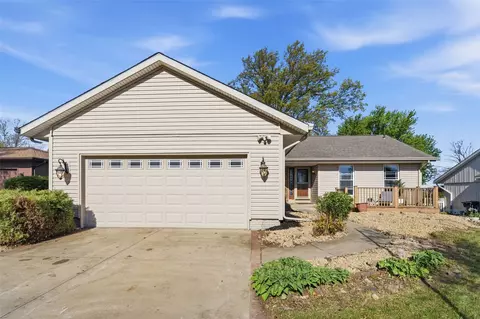 210 Stone Hedge Dr NW, Cedar Rapids, IA 52405