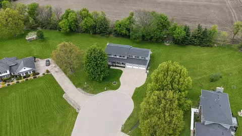 8506 Federalist Rd, Marion, IA 52302