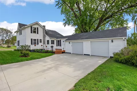 421 W 5th St, Monticello, IA 52310