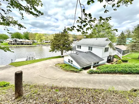 20879 263rd St, Manchester, IA 52057