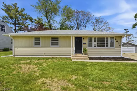 2058 42nd St NE, Cedar Rapids, IA 52402
