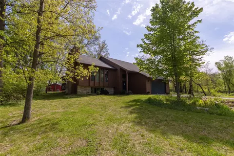 5520 Antler Dr, Cedar Rapids, IA 52411
