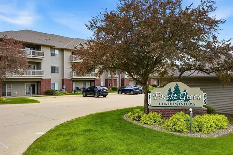 250 Cimarron Dr #202, Hiawatha, IA 52233