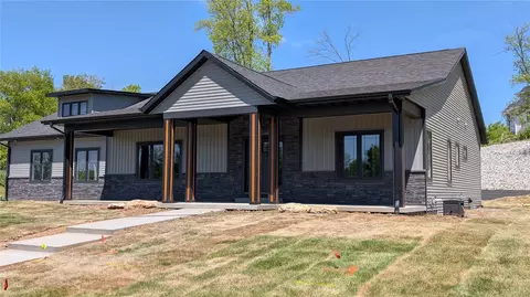 5630 Seminole Valley Trl NE, Cedar Rapids, IA 52411