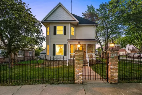 205 S Ford St, Anamosa, IA 52205