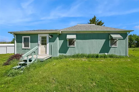 873 Paralta Rd, Springville, IA 52336